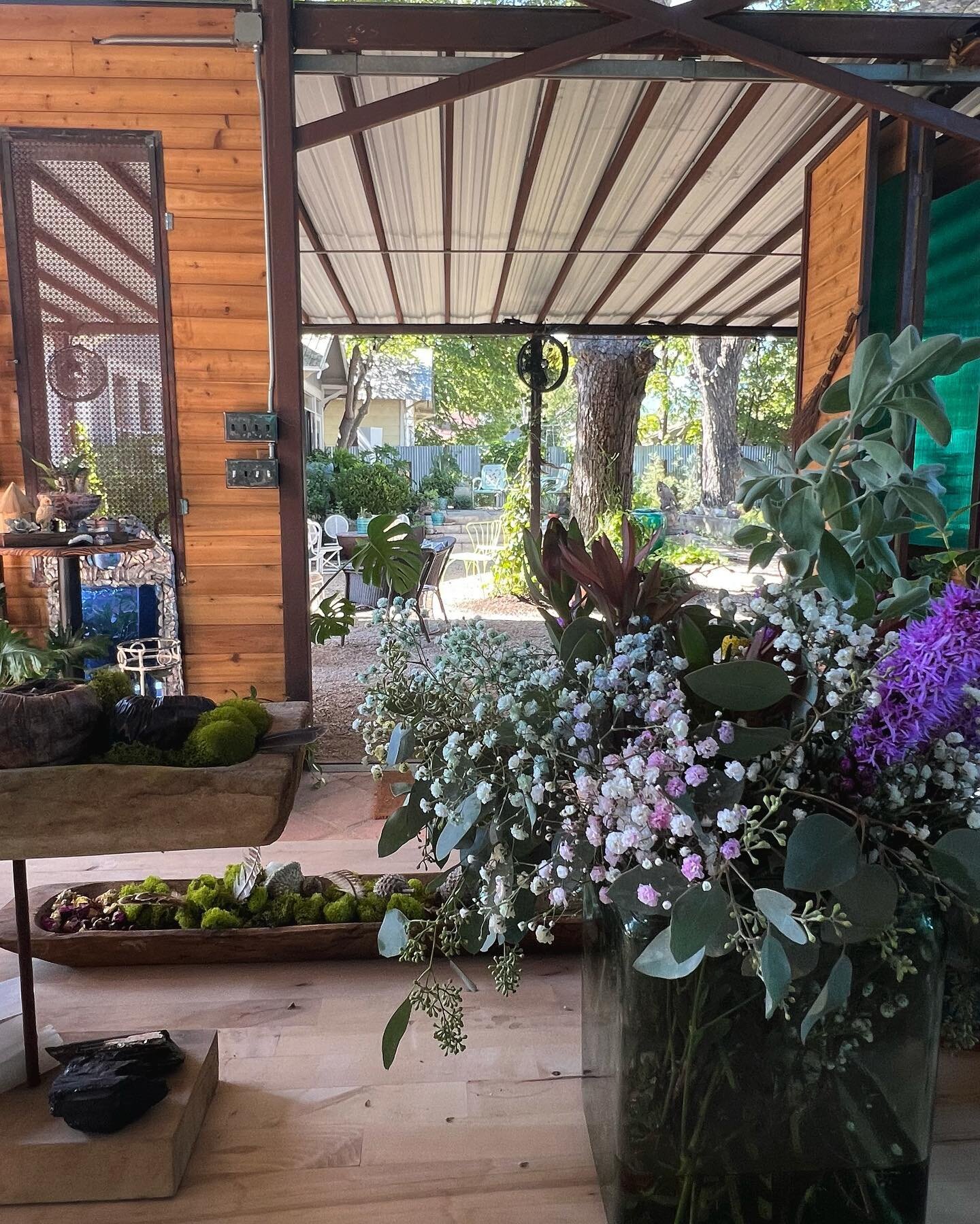 Our event space located two blocks east of downtown Austin on Cesar Chavez is the perfect location for photo shoots, corporate events, pop up artist markets and so much more! 🎨🌱🥂
Email 1102events@bigredsun.com for more information and rates
#1102